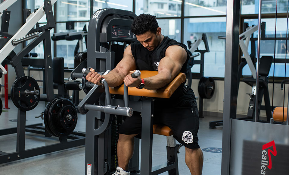 machine bicep curl