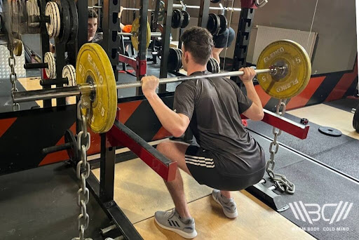 squat with chains