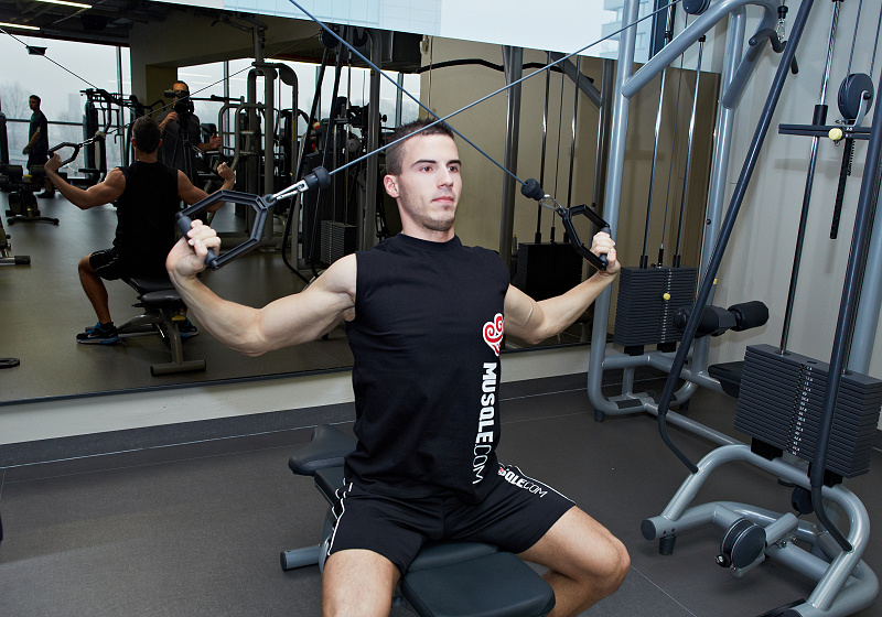full range-of-motion lat pulldown