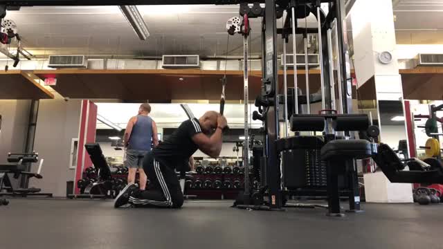 kneeling cable crunch with alternating oblique twists