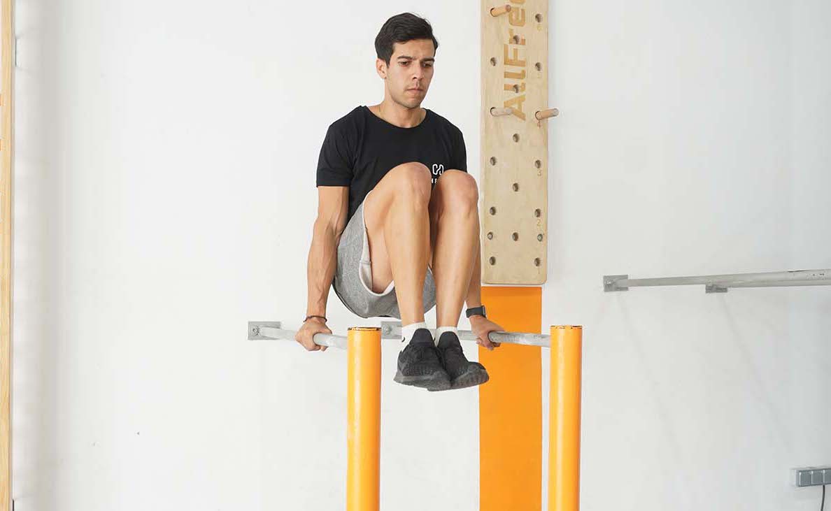 knee/hip raise on parallel bars